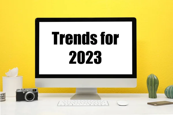 Trendy Pro Rok 2023 Text Monitoru Počítače Pracoviště Bílým Stolem — Stock fotografie