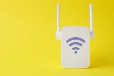 Sarı arkaplanda Wi-Fi sembolü olan yeni modern yineleyici, metin için boşluk