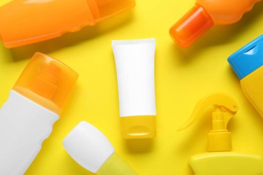 Sarı arka planda bronzlaşmış ürünler.