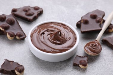 Gri desenli masada servis edilen tatlı macun ve çikolata parçaları, yakın plan.