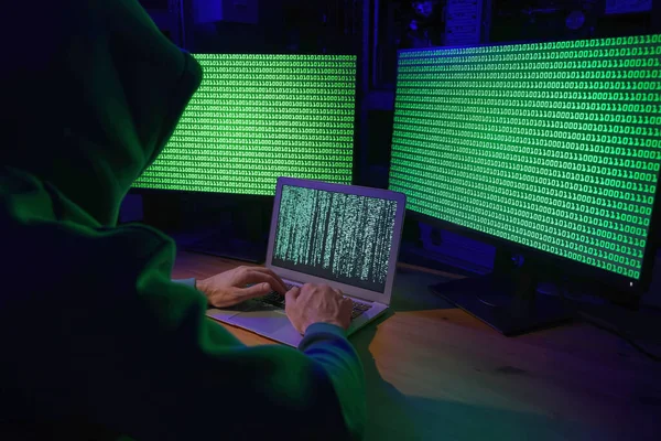 Hacker Trabajando Con Computadoras Mesas Madera Interiores Ciberataque — Foto de Stock