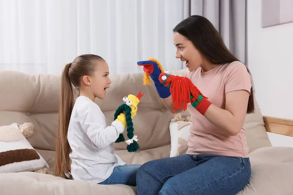 Emocionální Matka Dcera Hrají Legrační Ponožky Loutky Společně Doma — Stock fotografie