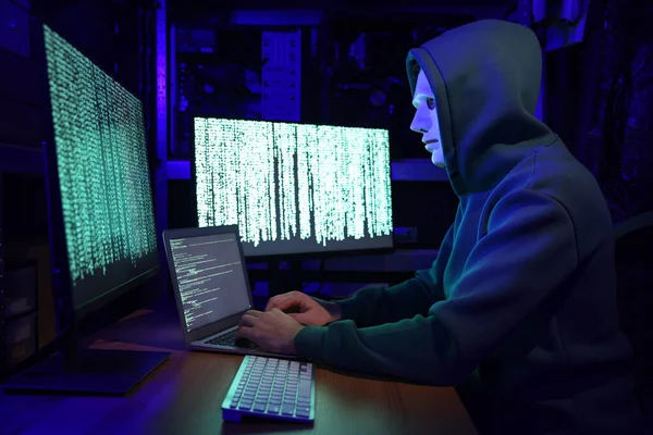 Χάκερ Μάσκα Δουλεύει Υπολογιστές Στο Σκοτεινό Δωμάτιο Κυβερνοεπίθεση — Φωτογραφία Αρχείου