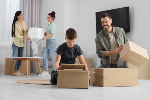 Boldog Család Akik Házba Költöznek Dobozokat Pakolnak Költözés Napja — Stock Fotó
