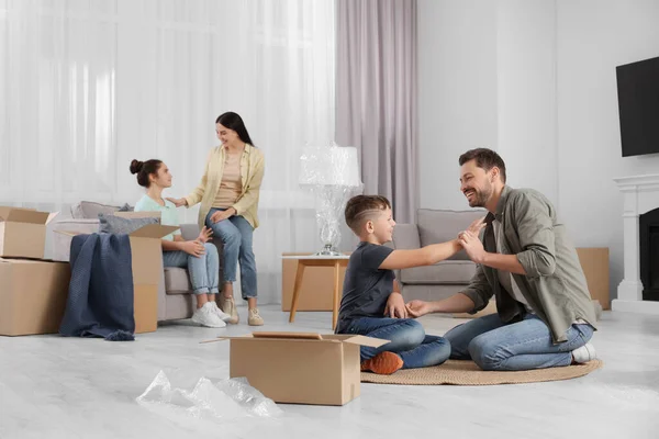 Happy Family Spending Time New Apartment Moving Day — Stock Photo, Image