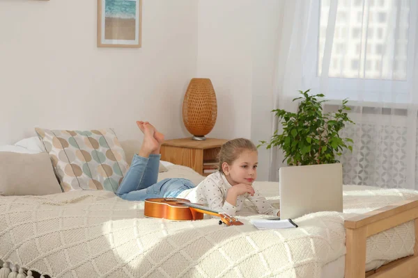 Mała Dziewczynka Uczy Się Grać Ukulele Kursu Muzyki Online Domu — Zdjęcie stockowe