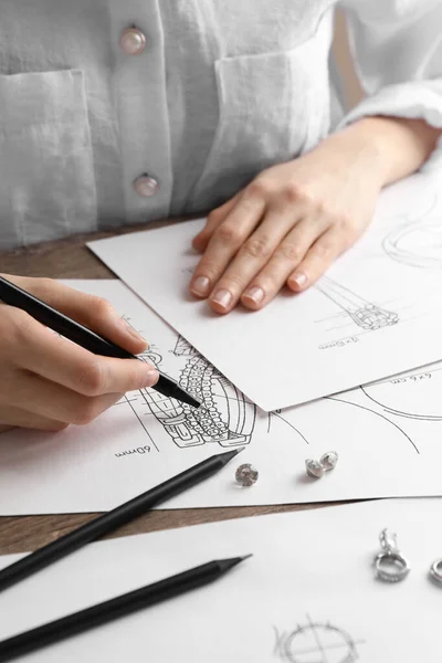 Kuyumcu Ahşap Masada Zarif Küpeler Çiziyor Yakın Plan — Stok fotoğraf
