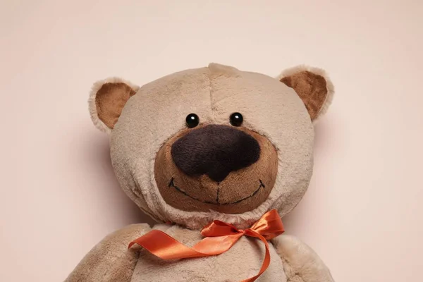 Niedlicher Teddybär Auf Beigem Hintergrund Draufsicht — Stockfoto