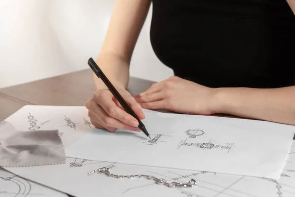 Kuyumcu Masadaki Kağıt Üzerine Zarif Bir Yüzük Çiziyor — Stok fotoğraf