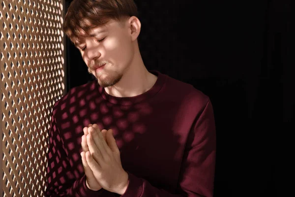 Człowiek Modlący Się Podczas Spowiedzi Przy Drewnianym Oknie Kabinie Miejsce — Zdjęcie stockowe