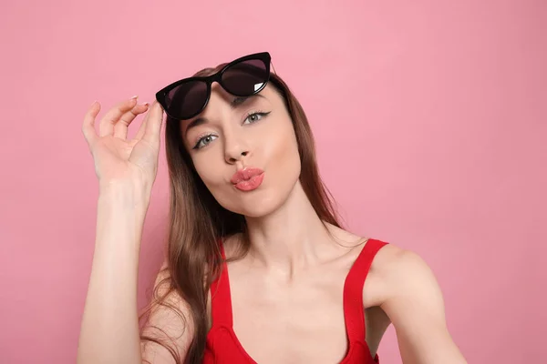 Mulher Bonita Com Óculos Sol Soprando Beijo Tomar Selfie Fundo — Fotografia de Stock