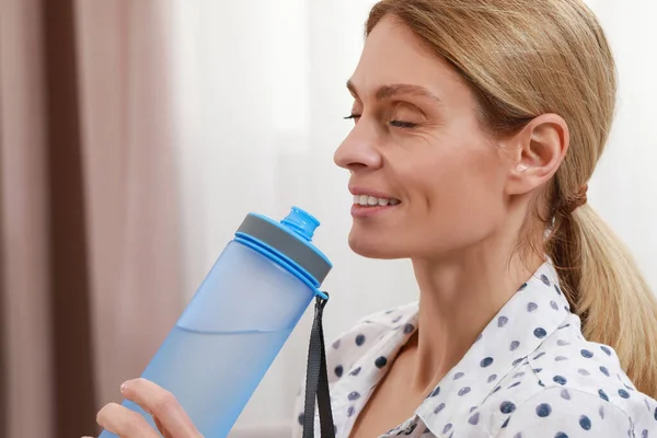 Gelukkige Vrouw Met Fles Water Kamer — Stockfoto