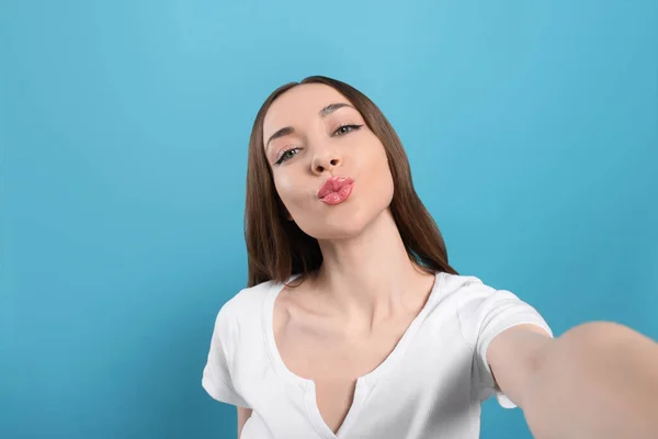 Mulher Bonita Soprando Beijo Tomar Selfie Fundo Azul Claro — Fotografia de Stock
