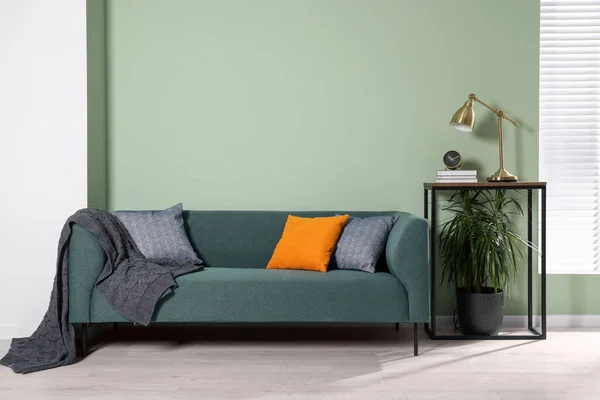 Interior Elegante Com Sofá Confortável Cobertor Almofadas Perto Mesa Console — Fotografia de Stock