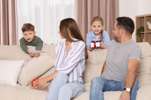 Niedliche Kleine Kinder Beschenken Ihre Eltern Hause Auf Dem Sofa — Stockfoto