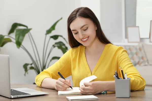 Jonge Vrouw Schrijven Notebook Tijdens Het Werken Laptop Aan Houten — Stockfoto