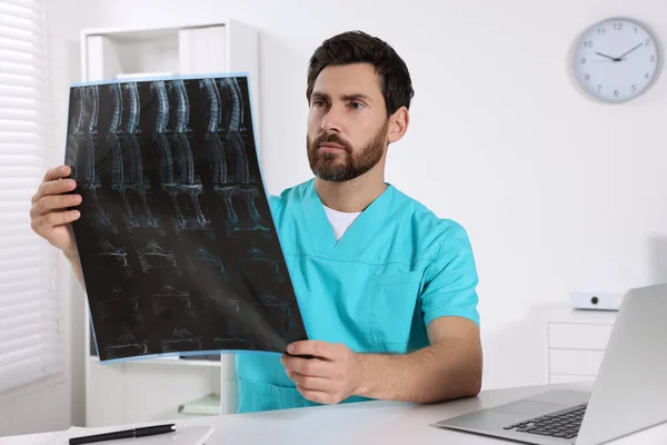 Médico Examinando Resonancia Magnética Del Cuello Hospital — Foto de Stock