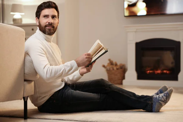 Handsome Man Reading Book Fireplace Room — Stock Photo, Image