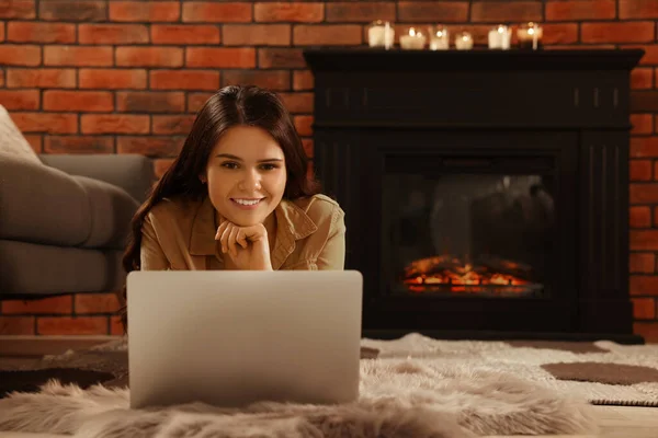 Young Woman Laptop Floor Fireplace Home — Zdjęcie stockowe