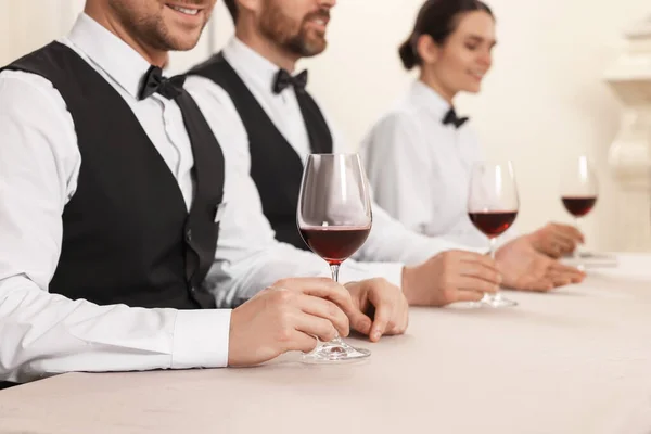 Νθρωποι Ποτήρια Κόκκινο Κρασί Στο Τραπέζι Κοντά Επαγγελματικά Μαθήματα Μπάτλερ — Φωτογραφία Αρχείου