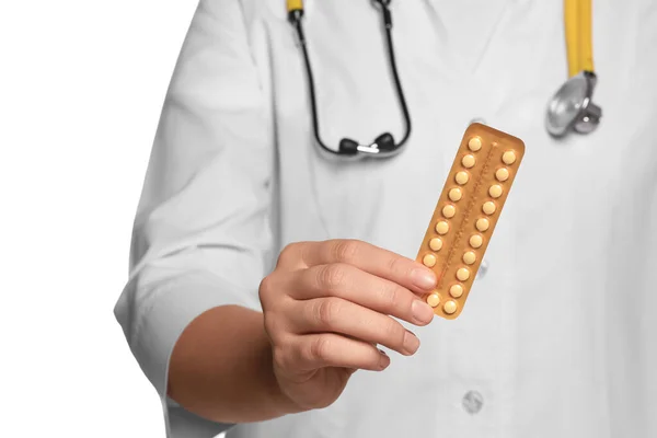 Médico Segurando Blister Pílulas Contracepção Oral Contra Fundo Branco Foco — Fotografia de Stock