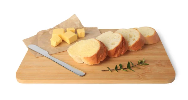 Holzbrett Mit Baguette Und Frischer Butter Auf Weißem Hintergrund — Stockfoto