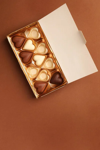 Caixa Parcialmente Vazia Doces Chocolate Fundo Marrom Vista Superior Espaço — Fotografia de Stock