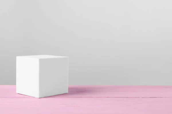 Witte Kubus Podium Roze Houten Tafel Ruimte Voor Tekst — Stockfoto