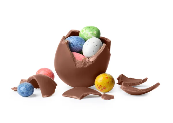 Gustoso Uovo Cioccolato Rotto Con Caramelle Colorate Isolate Bianco — Foto Stock
