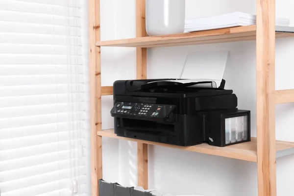 室内木架上装有纸张的现代打印机 — 图库照片