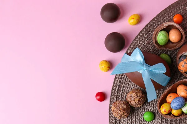 Tatlı Çikolatalı Yumurtalar Pembe Arka Planda Şekerler Düz Yatak Metin — Stok fotoğraf