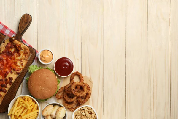 Frytki Hamburgery Inne Fast Food Drewnianym Stole Płaskie Leżały Miejscem — Zdjęcie stockowe