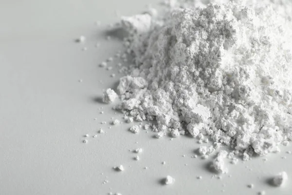 Beyaz Masa Üzerinde Kalsiyum Karbonat Tozu Yığını Yakın Plan — Stok fotoğraf