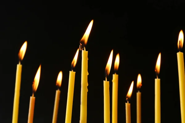 Πολλά Αναμμένα Κεριά Της Εκκλησίας Μαύρο Φόντο — Φωτογραφία Αρχείου