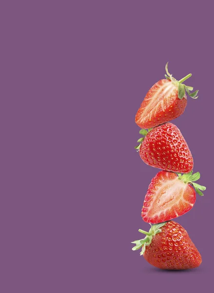 Montón Fresas Frescas Sobre Fondo Púrpura Pálido Espacio Para Texto — Foto de Stock