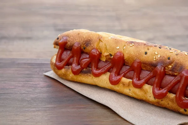 Friss Ízletes Hot Dog Ketchuppal Asztalon Közelkép — Stock Fotó