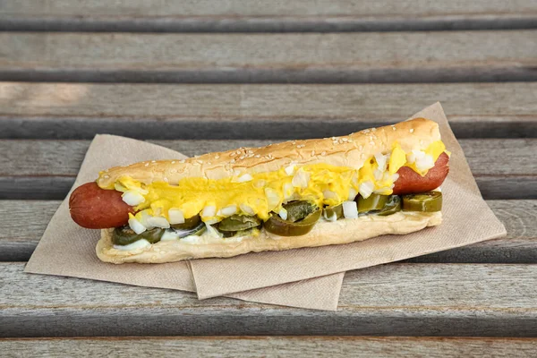 Hot Dog Fresco Gustoso Con Salsa Sulla Superficie Legno — Foto Stock