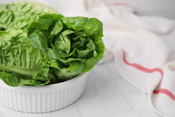 Skål Med Friske Grønne Romaine Salater Hvid Flisebelagt Bord Closeup - Stock-foto
