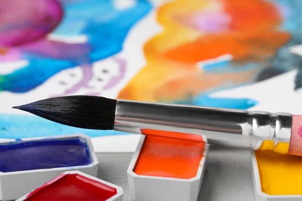 Αφηρημένη Ζωγραφική Ακουαρέλα Πολύχρωμα Χρώματα Και Πινέλο Γκρι Τραπέζι Closeup — Φωτογραφία Αρχείου