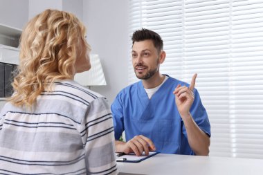 Klinikte pano danışmanı olan bir doktor.