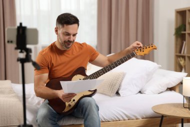 Evde online ders verirken müzik öğretmeni gitar akort ediyor. Hobi zamanı.