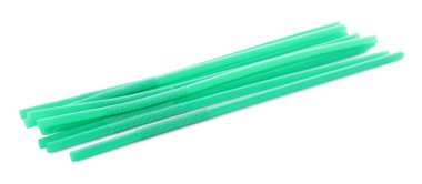 Beyaz arkaplanda yeşil plastik pipetler