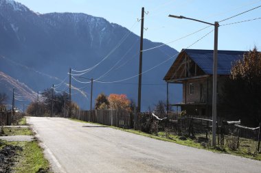 Güneşli bir günde dağlardaki boş asfalt karayolu manzarası. Yolculuk