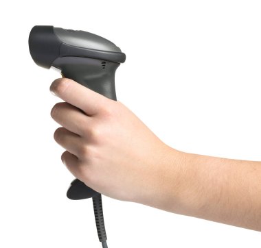 Beyaz arkaplanda barkod tarayıcısı tutan kadın, yakın plan