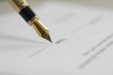 Dökümanı dolma kalemle imzalıyorum, yakın plan. Noter hizmetleri