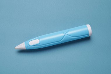 Açık mavi arkaplanda 3B kalem, üst görünüm