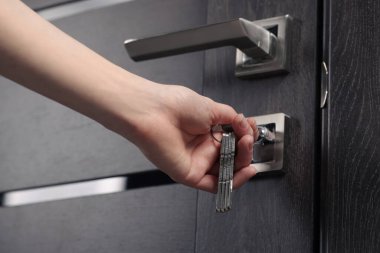 Kadın kapıyı anahtarla açıyor, yakın plan görüntüsü