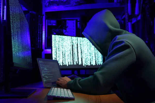 Hacker Trabaja Con Computadoras Cuarto Oscuro Ciberataque — Foto de Stock