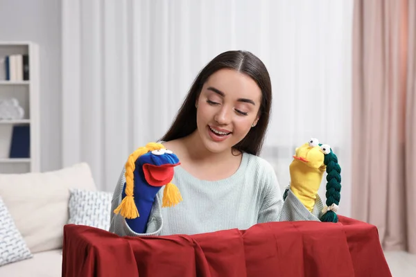 Счастливая Женщина Выступает Кукольным Спектаклем Дома — стоковое фото