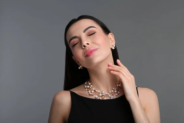 Vacker Ung Kvinna Med Eleganta Smycken Mörkgrå Bakgrund — Stockfoto